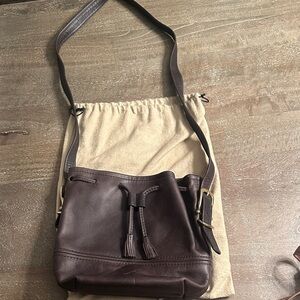 FOUNT Classic Coventry Bucket Bag in the color Wolf.